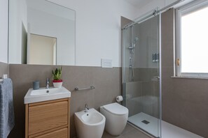 Dusche, Haartrockner, Handtücher