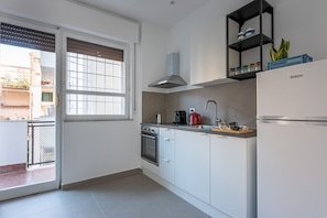 Coffee/tea maker, electric kettle, dining tables