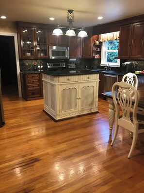 Fridge, microwave, oven, stovetop - Comfortable house in Ballantyne, A+ mattresses, Convenient everything! Large TVs (Charlotte)