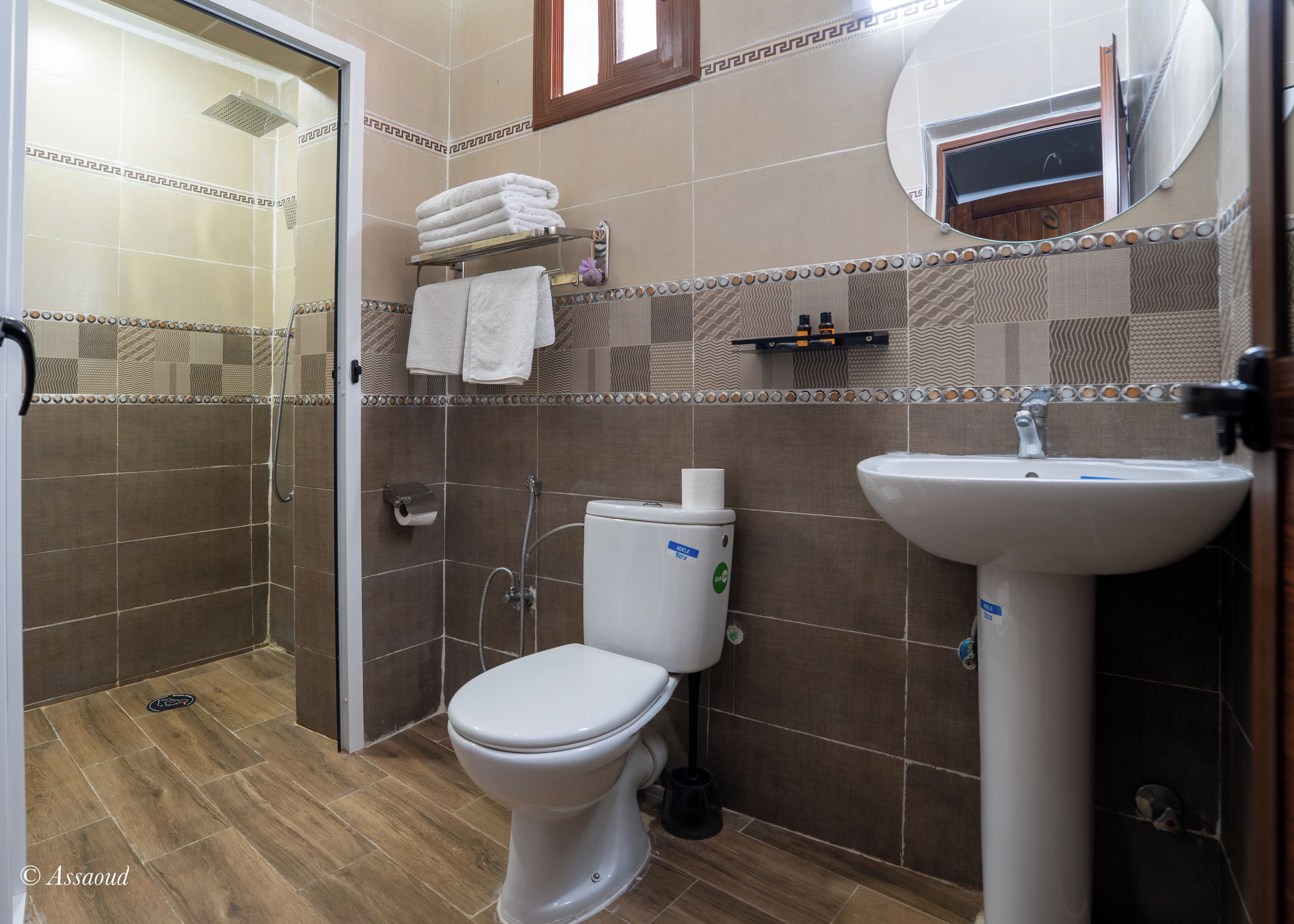 Un baño con inodoro, lavamanos y ducha.