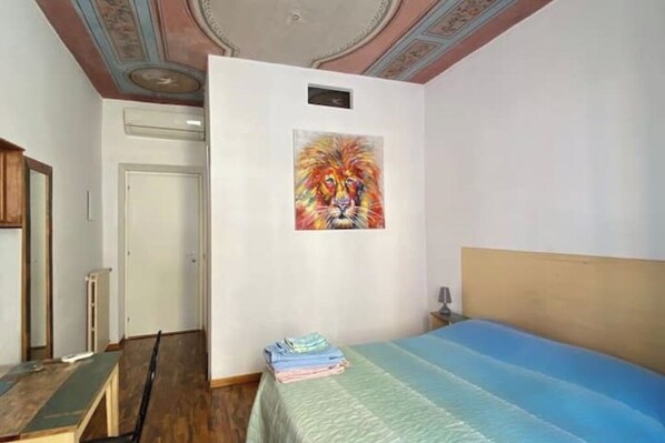3 bedrooms, iron/ironing board, WiFi, bed sheets - 3-bedroom apartment 15 min walk from Colosseum for 6 people (Roma)