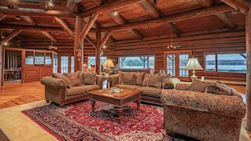 Télévision, cheminée, livres