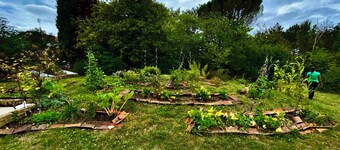 10-person gîte with hiking trails, tennis, mini-golf, fishing pond.