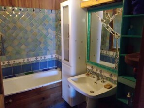Shower, towels, toilet paper - A bucolic getaway in a large detached house with activity room (Lescure)