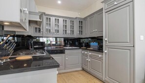 Fridge, microwave, oven, stovetop - 3-Bedroom House in South Kensington – Luxury Stay Near London’s Top Attractions (London)