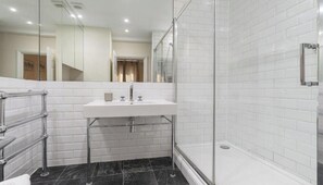 Secadora de cabello, toallas, jabón, papel de baño 
