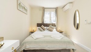 3 habitaciones, escritorio y tabla de planchar con plancha 