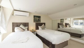 3 habitaciones, escritorio y tabla de planchar con plancha 
