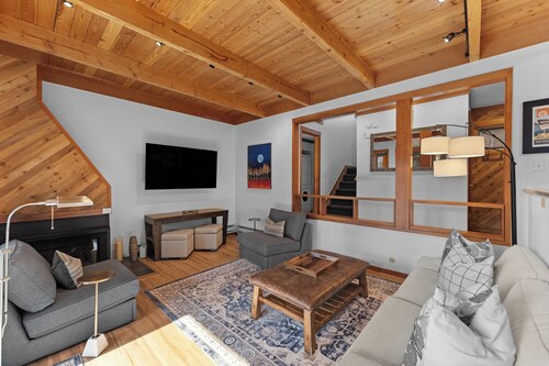 Multilevel Townhome Near the Slopes, Includes Poolhouse with Hot Tub & Sauna!