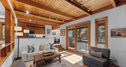 Multilevel Townhome Near the Slopes, Includes Poolhouse with Hot Tub & Sauna!