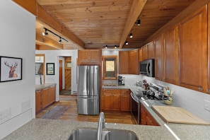 Fridge, microwave, oven, stovetop - Multilevel Townhome Near the Slopes, Includes Poolhouse with Hot Tub & Sauna! (Keystone)