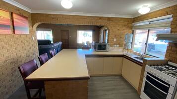 Frigorífico, microondas, horno y placa de cocina