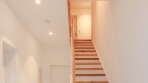 A staircase with wooden steps leading to a door at the top. - Garden 5 - Apartment 4 (Braunlage)