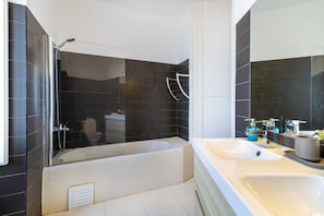 Douche, sĂšche-cheveux, serviettes fournies