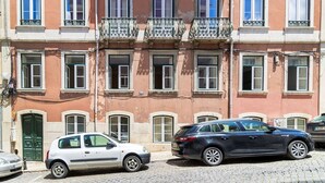 Un bâtiment avec une rangée de fenêtres et une enseigne au-dessus.