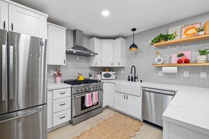 ثلاجة، ميكروويف، فرن، موقد طهي مسطح