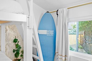 5 عدّة غرف نوم ومكتب ومكواة/لوح كي وسرير سفر