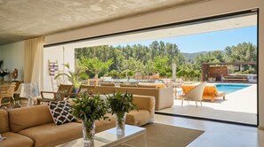 Smart TV, reproductor de DVD, libros y estéreo 