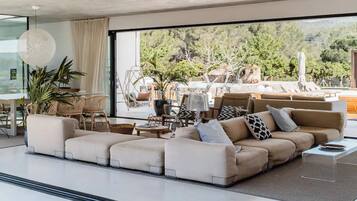 Smart TV, DVD player, books, stereo