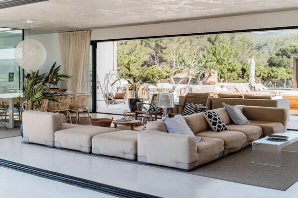 Smart-TV, DVD-spiller, bøker og stereoanlegg