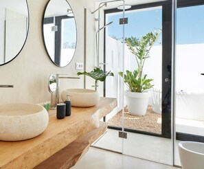 Suihku, hiustenkuivaaja, pyyhkeet