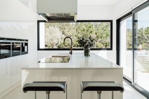 Kjøleskap, mikrobølgeovn, ovn og kokeplater