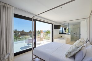 8 soverom, skrivebord, strykejern/-brett og reiseseng for barn