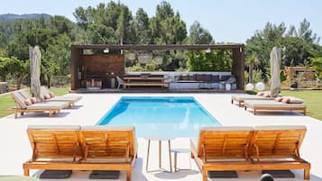 Utomhuspool och uppvÀrmd pool