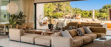 Smart TV, DVD player, books, stereo