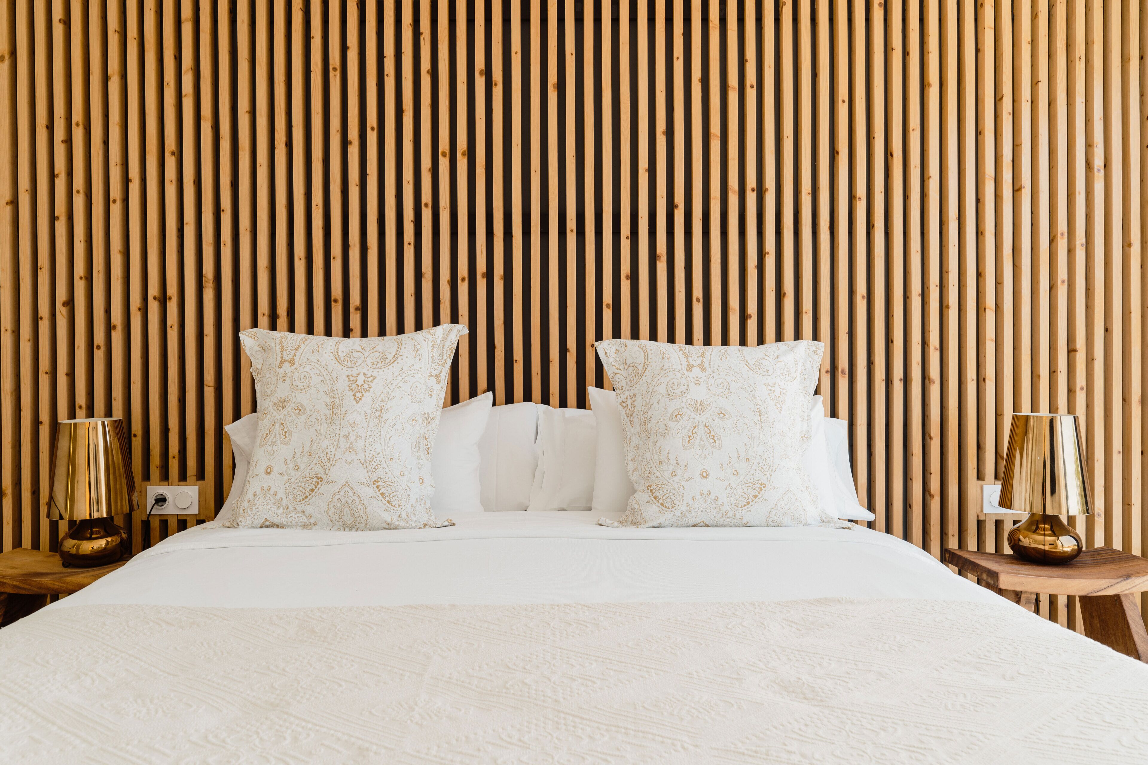 8 dormitorios, escritorio, tabla de planchar con plancha y cuna de viaje