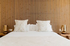 8 makuuhuonetta, työpöytä, silitysrauta/-lauta, vauvan matkasänky