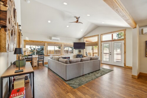 Mountain Retreat With Hot Tub, Game Room And Yard 3 Bedroom Home