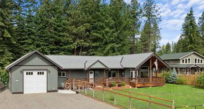 Mountain Retreat With Hot Tub, Game Room And Yard 3 Bedroom Home