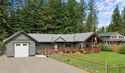 Mountain Retreat With Hot Tub, Game Room And Yard 3 Bedroom Home