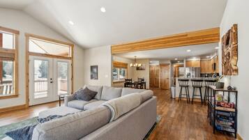 Casa, 3 habitaciones | Área de sala de estar | Smart TV y servicios de streaming