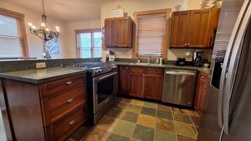 Stadtwohnung, 3 Schlafzimmer | Eigene KĂŒche | KĂŒhlschrank, Ofen, Wasserkocher mit Kaffee-/Teezubehör, Toaster