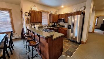 Stadtwohnung, 3 Schlafzimmer | Eigene KĂŒche | KĂŒhlschrank, Ofen, Wasserkocher mit Kaffee-/Teezubehör, Toaster