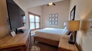 A bedroom with a bed, a TV, a desk, and a lamp. - 3br Red Hawk Townhome - Gondola Access 3 Bedroom Townhouse (Keystone)