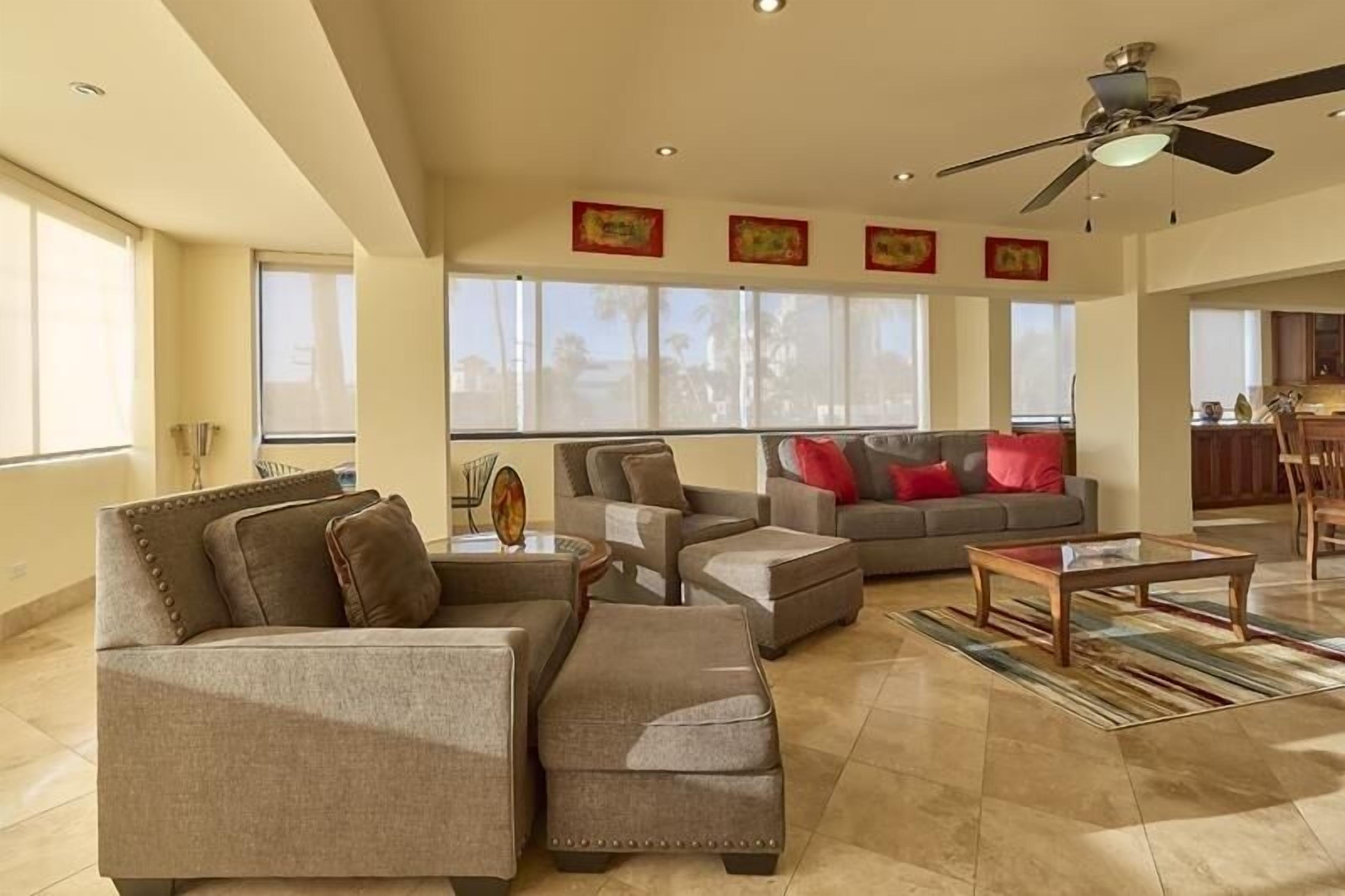 Condo, 2 phòng ngủ | Khu phòng khách