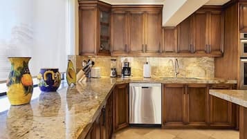 Condo, 2 habitaciones | Cocina privada | Refrigerador, horno, cafetera y tetera y tostadora