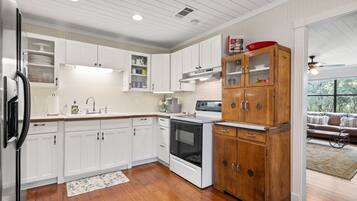 House, 3 Bedrooms | Private kitchen | Fridge, oven, coffee/tea maker, toaster