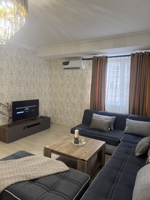 Smart TV - Charming 1-bedroom apartment with AC, WiFi in Center on Tashkent (Тоshkent)