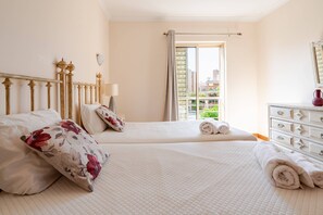 2 soverom, strykejern/-brett, internettilgang og sengetøy