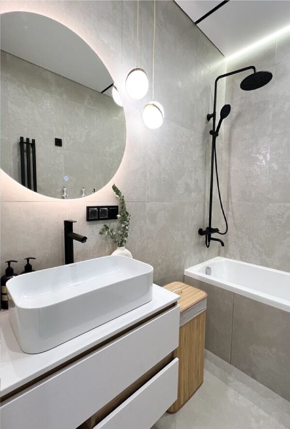 Ducha, bañera de hidromasaje, bidé y toallas