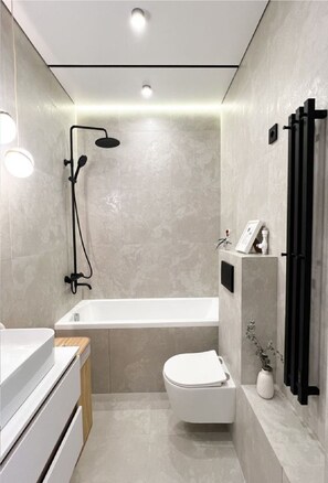 Dusche, Whirlpool, Bidet, Handtücher