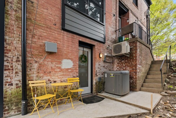 Exterior - Den in DC, Newly renovated 1-bedroom apartment in DC with AC, WiFi (Washington)