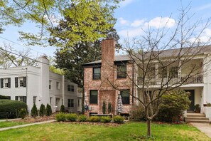 Exterior - Den in DC, Newly Renovated 1-bedroom, Spacious, Clean & Bright (Washington)