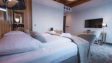 Superior Double Room | In-room safe, desk, laptop workspace, blackout drapes