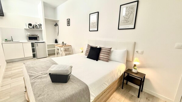 Superior Suite | 1 bedroom, iron/ironing board, bed sheets - Cinco Torres Suites (Madrid)