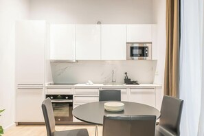 Studio | Private kitchen | Full-size fridge, microwave, stovetop, cookware/dishes/utensils - Feelathome Conde Apartments (Málaga)